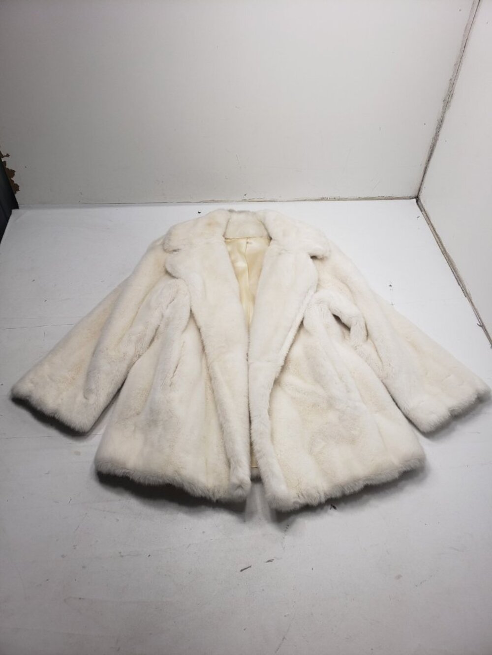 Vintage Tissavel France White Faux Fur Coat 100% Acrylic Made USA Womens